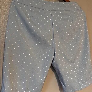 IZOD Golf Women’s Blue White Flat Front Bermuda Shorts - Size 8 - EUC - Stretch